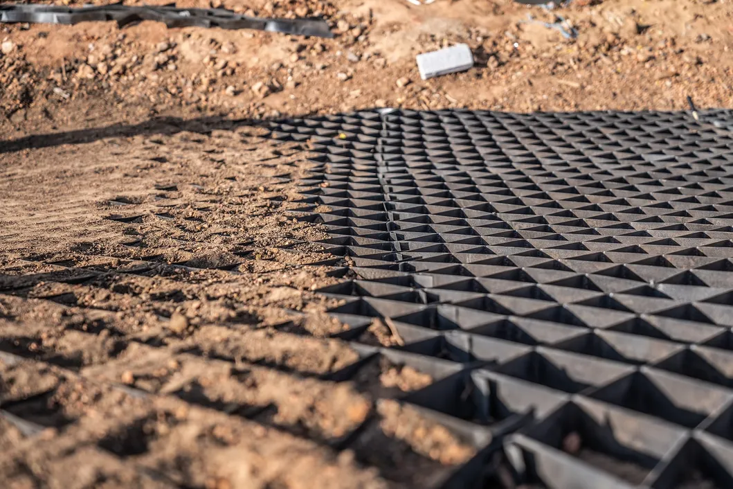 Высокий медный рогатый черный HDPE Geocell Reinforcement Driveway For Road Gravel Stabilizer Grid Подпорная стена набережная 11