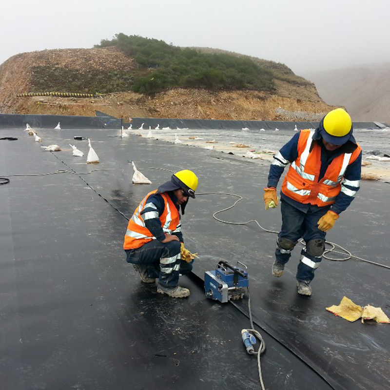 100% необработанный материал ASTM Standard GM13 HDPE Geomembrane Liner 0,3 мм 0,5 мм 1,0 мм 1,5 мм 2,0 мм для свалки / пруда креветок