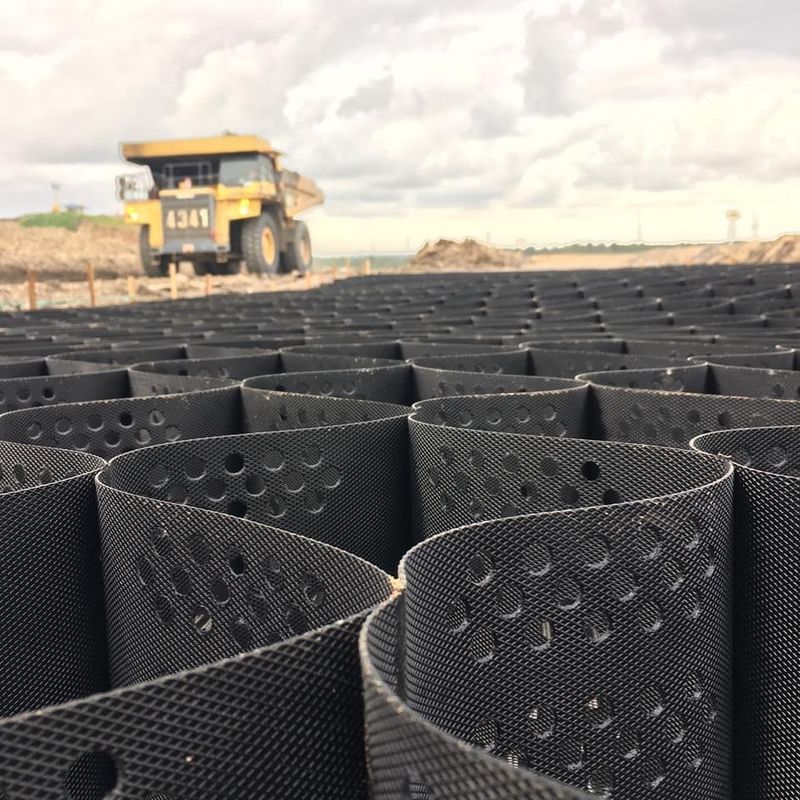 HDPE Пластмассовые геоцеллы с асфальтированной решеткой Черные геоцеллы HDPE для мягкой подвальной арматуры Недорогие стабилизаторы гравия Геоцеллы в дорожном строительстве